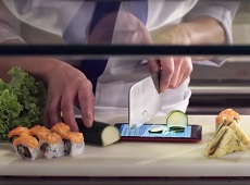 Video: Sử dụng Asus Zenfone 2 Laser và Zenfone Selfie làm thớt thái rau củ