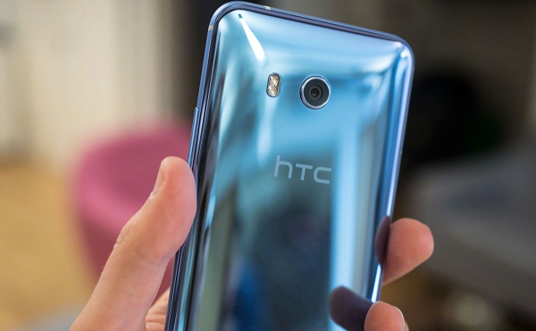 HTC sắp ra mắt một smartphone chạy Android gốc, “anh em” của HTC U11, giá hấp dẫn hơn