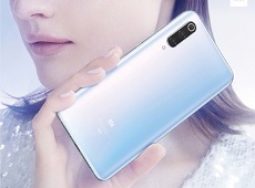 Hình ảnh chiếc điện thoại Xiaomi Mi 9 Pro 5G màu trắng xuất hiện trong poster quảng cáo chính thức