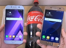 Thử khả năng Galaxy A5 2017 chống nước với Galaxy S7 bằng Coca đông lạnh