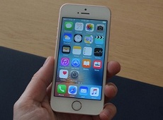Trên tay  iPhone SE vàng hồng – bản cập nhật đáng cân nhắc