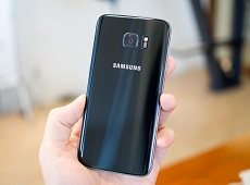 Cạnh tranh với iPhone 7 Samsung có thể sẽ ra mắt Galaxy S7 màu Jet Black vào tháng 12
