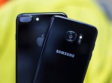 Galaxy S7 edge đen bóng “thả dáng” cùng iPhone 7 Plus Jet Black