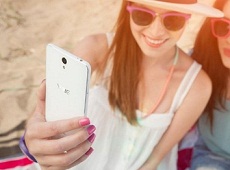 Lenovo bất ngờ ra mắt smartphone có tới 2 camera “tự sướng”