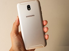 Bạn phải rất cẩn thận nếu muốn tự thay pin Galaxy J7 Pro!