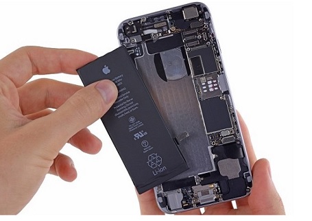 Viettel Store hỗ trợ khách hàng thay pin iPhone chính hãng