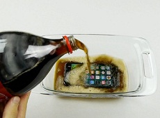 Màn tra tấn iPhone 7 bằng Cocacola đông đá