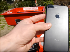 Tra tấn iPhone 7 bằng máy cưa gỗ: Khó lòng sống sót