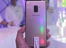 Trên tay Galaxy A8+ - Smartphone không viền, chống nước siêu ấn tượng của Samsung