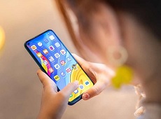 Trên tay Huawei Enjoy 10 – Smartphone màn hình đục lỗ tương tự Galaxy S10 giá 3,9 triệu đồng